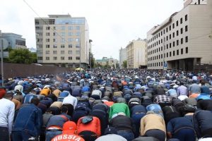 Rusya'da müslümanlar bayram namazına akın etti