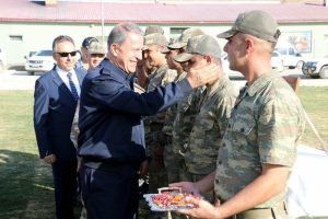 Milli Savunma Bakanı Hulusi Akar, Mehmetçikle bayramlaştı