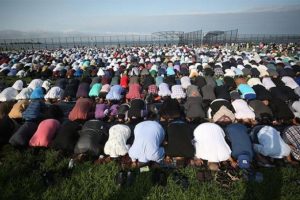 Binlerce Müslüman bayram namazında bir araya geldi