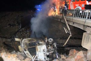 Köprüden devrilen TIR yandı: 1 ölü