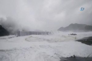 Japonya'da korkutan tayfun, 300 uçuş iptal edildi