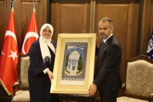Başkan Aktaş, Bakan Selçuk'a Bursa işi ipek tablo hediye etti