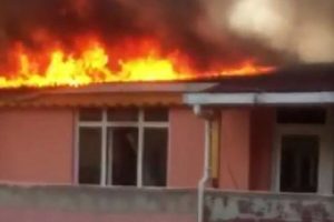 Korkutan yangın: çatı katı alev alev yandı