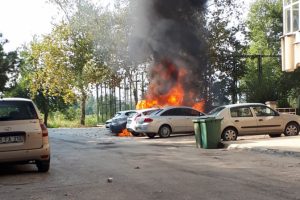 Bursa'da park halindeki 2 otomobil alev alev yandı