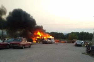 Sanayi sitesindeki yangında 11 araç küle döndü