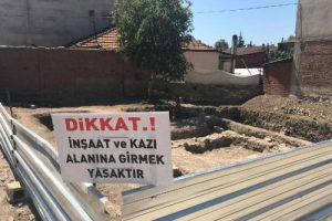 Bursa'da yıkılan binanın altından tarih çıktı!