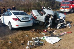 Otomobiller çarpıştı: 1 ölü, 7 yaralı
