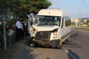 Kapalı kasa kamyonetle minibüs çarpıştı: 11 yaralı