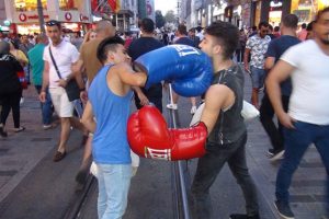 İstiklal Caddesi'nde boks maçı yaptılar