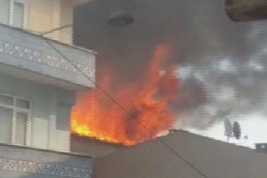 2 binanın çatısı alev alev yandı