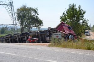 Biga'da kepek yüklü kamyon devrildi
