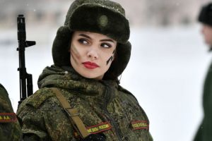 Şoygu'dan kadınlara orduda kariyer imkanlarını arttırma sözü