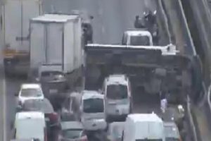 E-5'teki kaza İstanbul trafiğini kilitledi