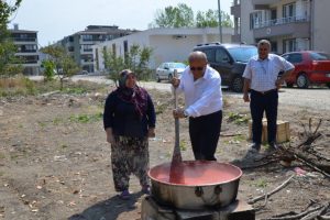 Bursa İznik'te salça hazırlığı