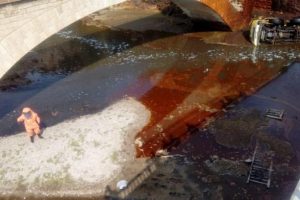 Çaya devrilen kimyasal yüklü tankerin şoförü öldü, balık ölümleri yaşandı