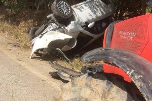 Bursa'da traktörün arka tekerine çarpan otomobil takla attı