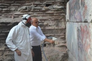 Bursa İznik'in tarihi surlarını kirleten yazılar siliniyor