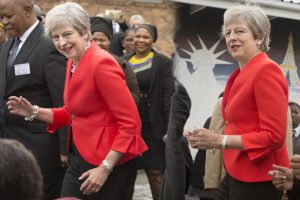 İngiltere Başbakanı'nın dansı alay konusu oldu