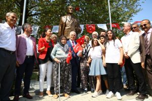 Bursa Nilüfer'e 'Nutuklu Atatürk Heykeli'
