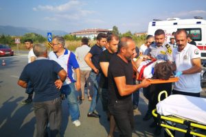 Bursa'da elektrikli motosiklet otomobile çarptı!
