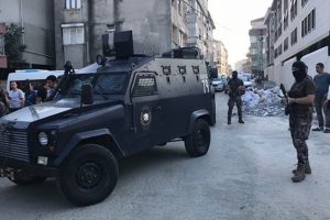 Cezaevi firarisine operasyon yapan polise saldırdılar