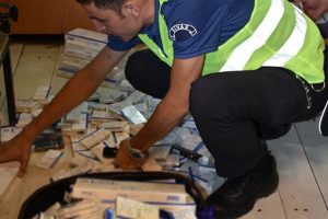 Valizinde '3 bin paket kaçak sigara' ele geçirildi