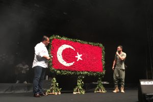 İzmir Zafer Bayramı'nı Murat Boz'la kutladı