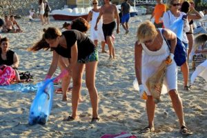 Ilıca Plajı'nda farkındalık temizliği