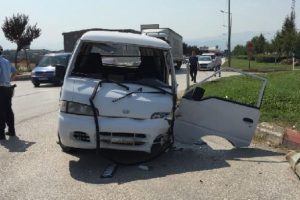 Bursa'da minibüs, otomobile çarpıp, aydınlatma direğini devirdi: 2 yaralı
