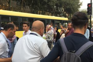 Bursa'da belediye otobüsünde skandal! Yaşlı adamı darp edip aşağı attılar