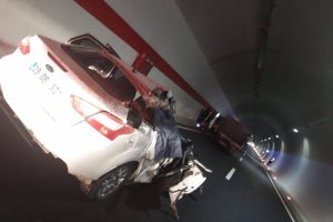 Tünelde otomobille kamyonet çarpıştı: 2 ölü, 1 yaralı