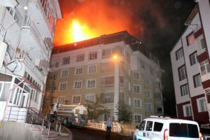 Yozgat'ta, çatı katında çıkan yangın korkuttu