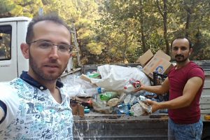 Bursa'da piknik yapmaya gittiler, dayanamayıp çöp topladılar