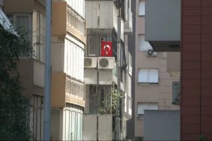 Rahip Brunson evine Türk bayrağı astı