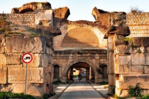 Bursa'da gönüllüler tarihi alanları temizliyor
