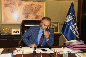Bursa Büyükşehir Belediye Başkanı Aktaş'tan 'anonslu' kutlama