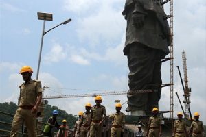 Hindistan'da dünyanın en büyük heykeli tamamlanıyor