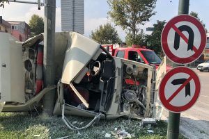 Bursa'da elektrik direğine çarpan otomobil kağıt gibi yırtıldı