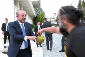 Dışişleri Bakanı Çavuşoğlu'ndan kavun ikramı