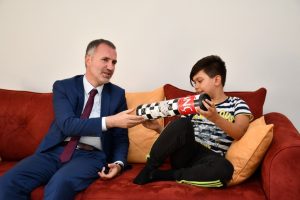 Bursa'nın İnegöl Belediye Başkanı Taban köpek saldırısına uğrayan çocuğu ziyaret etti