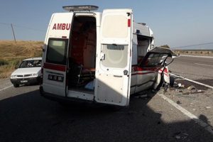 TIR ile ambulans çarpıştı: 4 yaralı