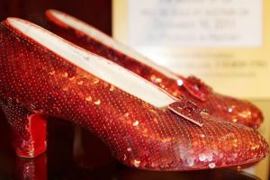 Oz Büyücüsü'ndeki kırmızı ayakkabılar bulundu!