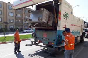 Bursa İnegöl'de çöp konteynerleri dezenfekte ediliyor