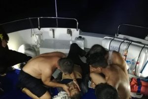 Bodrum açıklarında batmak üzere olan teknedeki 13 göçmen kurtarıldı