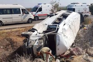 Şanlıurfa'da minibüs devrildi: 8 yaralı