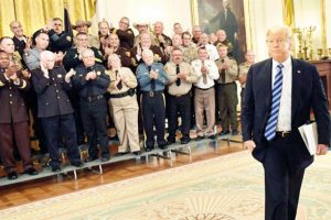 Beyaz Saray'da Trump'a direniş