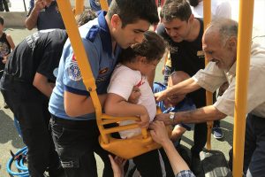 Bursa'da salıncakta sıkışan çocuğu itfaiye kurtardı