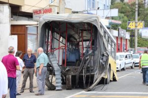 Belediye otobüsü ortadan ikiye ayrıldı: 3 yaralı