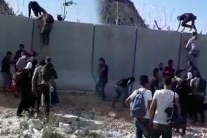 Suriyeliler, duvara merdiven dayayıp Türkiye'ye kaçıyor