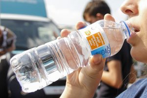 Bursa'da su şişelerine gereksiz ilaç kullanımına karşı uyarı etiketi